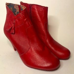 CUTEE New red booties with heart tassel motif